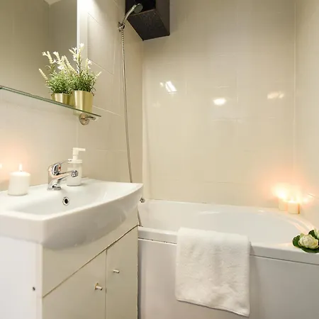 City-Centric Comfort: 1-Bedroom Apartment Near Military Circle Bucarest Esterno foto