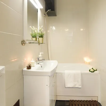 City-Centric Comfort: 1-Bedroom Apartment Near Military Circle Bucarest Esterno foto