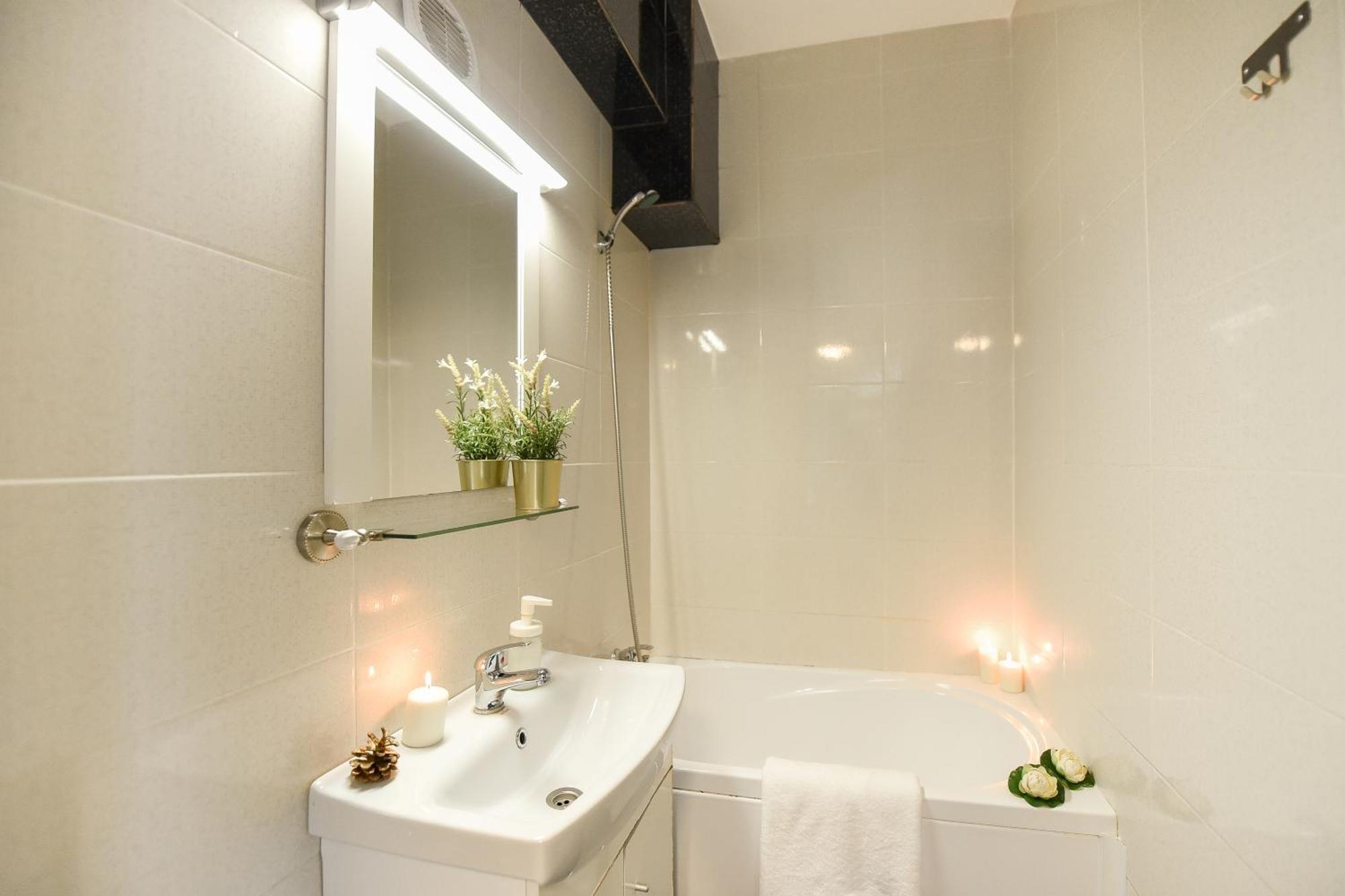 City-centric Comfort: 1-bedroom Near Military Circle Appartamento